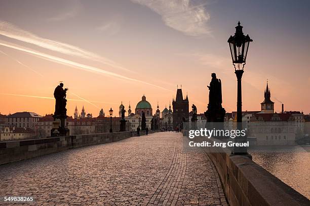 charles bridge - castelo de hradcany imagens e fotografias de stock