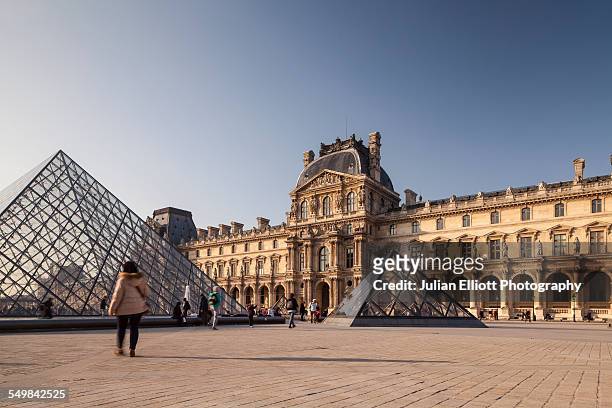 the louvre museum in paris, france - louvre piramide stockfoto's en -beelden