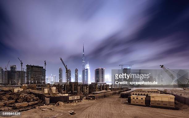 dubai building lot with skyline - desert night stock-fotos und bilder