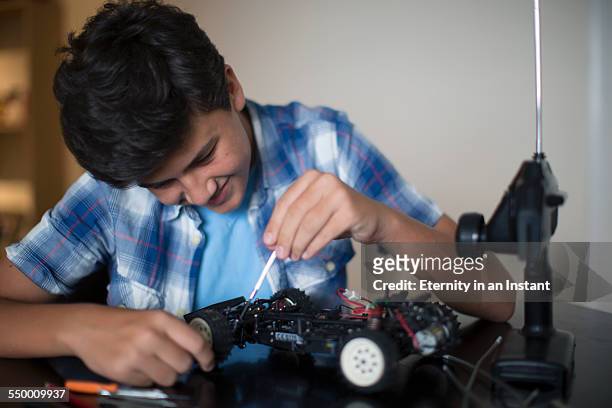 teenager fixing his remote controlled car - remote controlled car stockfoto's en -beelden