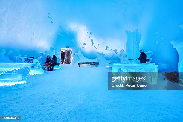 ice bar at ice hotel,jukkasjarvi - ice hotel sweden stockfoto's en -beelden