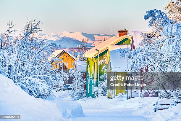 streets of kiruna covered in snow - schwedisch lappland stock-fotos und bilder