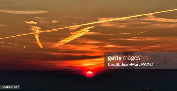 dramatic sky at sunrise - jean marc payet photos et images de collection