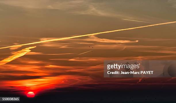 dramatic sky at sunrise sun at the left - jean marc payet photos et images de collection
