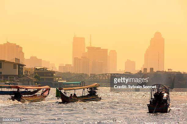 traffic on chao phraya river, bangkok - menam stockfoto's en -beelden