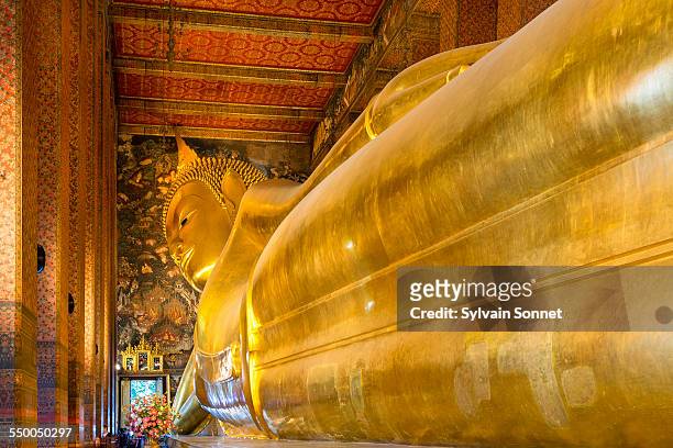reclining buddha, wat pho, bangkok - reclining buddha statue stock pictures, royalty-free photos & images