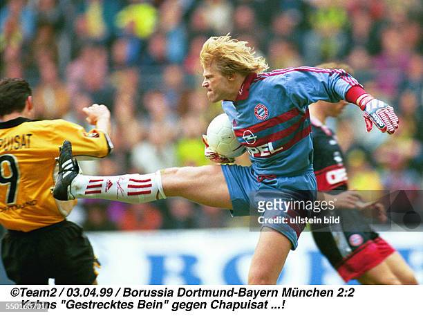 Bundesliga / 24.Spieltag / , Borussia Dortmund - Bayern München 2:2 Oliver Kahn mit gestrecktem Bein gegen Stephane Chapuisat.