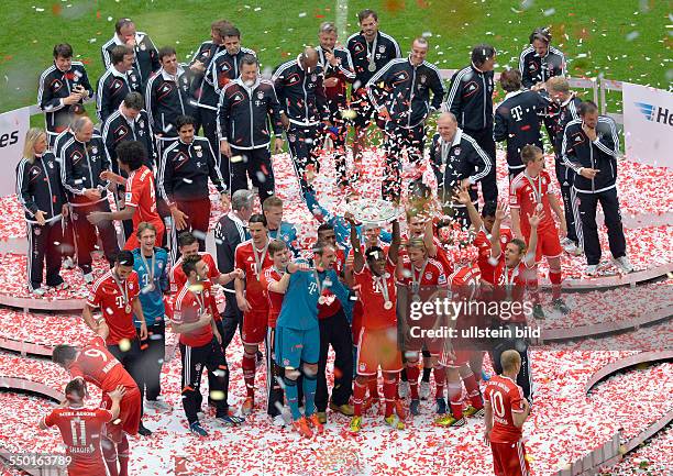 Konfettiregen geht auf die feiernden Spieler nieder waehrend der Meisterschaftsfeier des FC Bayern Muenchen, nach dem Fussball Bundesliga Spiel FC...