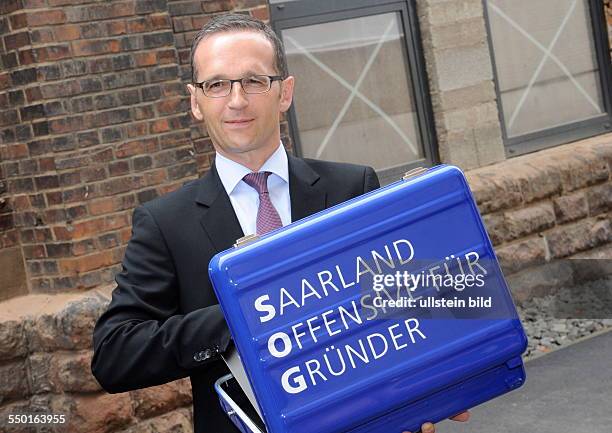 Saarlands Wirtschaftsminister Heiko Maas präsentiert die neue Existenzgründerkampagne im Kulturbahnhof. Leitmotiv der Kampagne ist ein blauer Koffer...