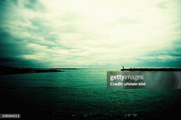 Lomografie - Einsamer Angler am Strand bei Ladispoli in Italien