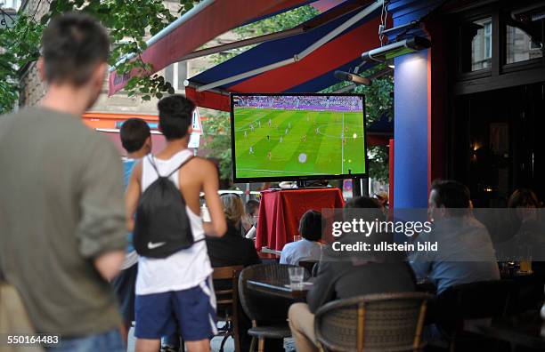 Fußballfans verfolgen das Fussballspiel Russland-Tschechien anlässlich der UEFA Fußball-Europameisterschaft 2012 in einer Kneipe in Berlin-Prenzlauer...