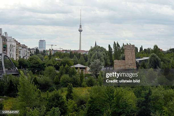 Für den Neubau von Wohnungen vorgesehenes Gelände des Mauerparks mit dem Kletterfelsen südlich des Gleimtunnels in Berlin-Prenzlauer Berg