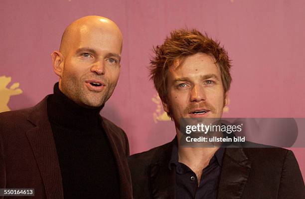 Regisseur Marc Forster und Schauspieler Ewan McGregor während der Präsentation des Films -Stay- anlässlich der 56. Internationaleln Filmfestspiele in...