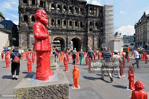 Installation of Ottmar Hoerl outside the Porta Nigra in Trier, 500 sculptures of Karl Marx