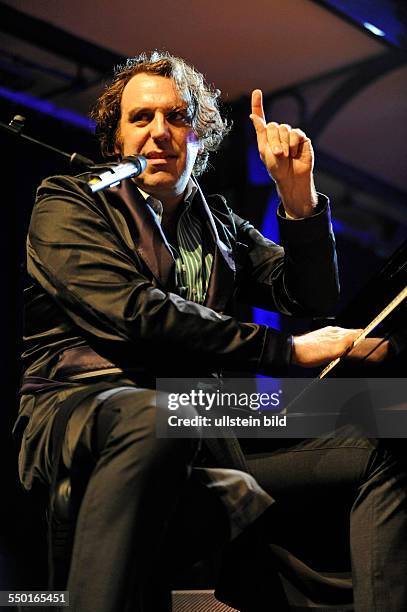 Chilly Gonzales, eigentlich Jason Charles Beck - der kanadische Musiker bei einem Konzert waehrend des Elbjazz Festivals 2013 in Hamburg.