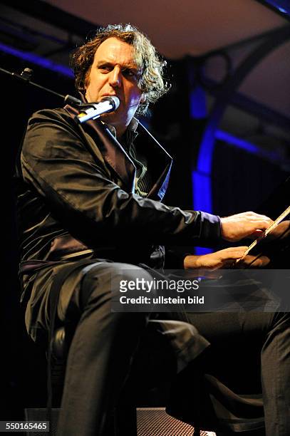 Chilly Gonzales, eigentlich Jason Charles Beck - der kanadische Musiker bei einem Konzert waehrend des Elbjazz Festivals 2013 in Hamburg.