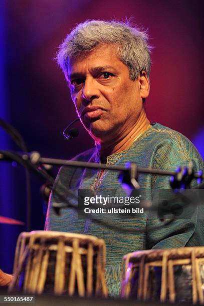 Trilok Gurtu - der indische Perkussionist und Saenger bei einem Konzert waehrend des Elbjazz Festivals 2013 in Hamburg.