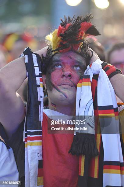 Fassungslose deutsche Fußballfans anlässlich eines Gegentores der italienischen Mannschaft während Halbfinalspiels Deutschland-Italien anlässlich der...