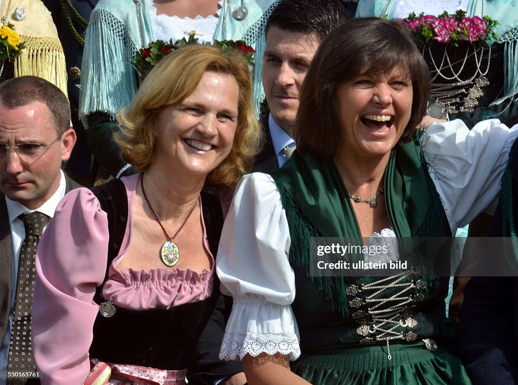 Ilse Aigner und Karin Seehofer (l) bei den Gebirgsschuetzen in Gmund