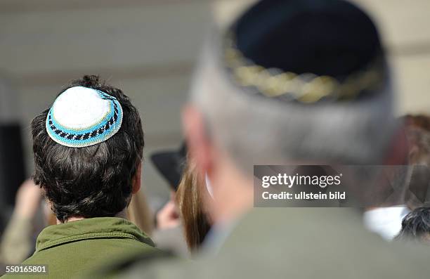 Demonstrant mit Kippa anlässlich der gemeinsamen Kundgebung von Juden und Musilimen unter dem Motto Gegen Vorurteile und Ängste gegen das...