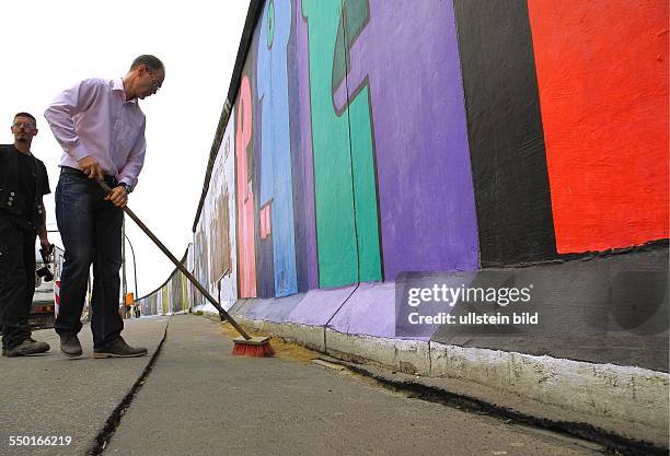 Berlin/Friedrichshain-Kreuzberg: Die East Side Gallery ist laengster erhaltener Abschnitt der Berliner Mauer am Originalplatz.. 105...