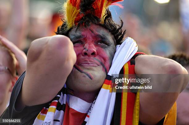 Fassungslose deutsche Fußballfans anlässlich eines Gegentores der italienischen Mannschaft während Halbfinalspiels Deutschland-Italien anlässlich der...