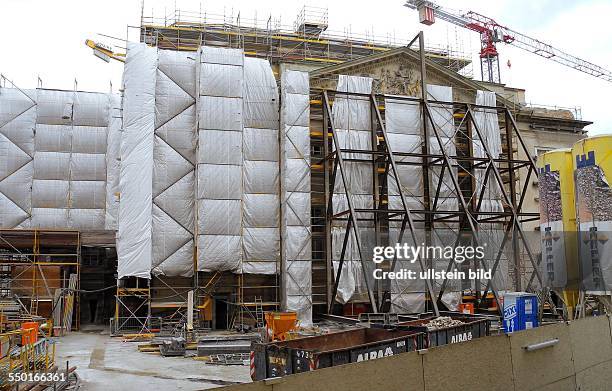 Grossbaustelle Staatsoper Unter den Linden, Blick auf die abgestuetzte Rueckseite des Buehnenhauses.