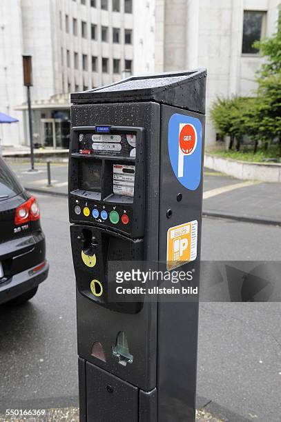 Parkscheinautomat mit Solaranlage in Köln und Hinweis auf Handyparken und Anwohnerparken