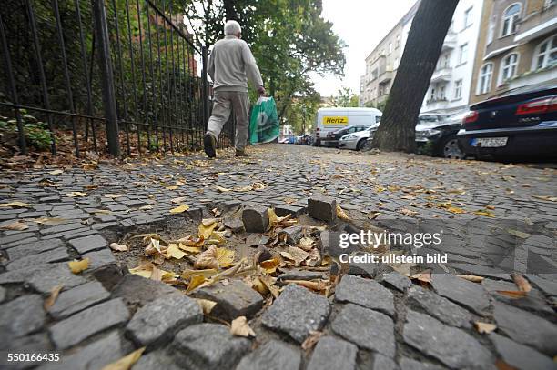 Loses Kleinsteinpflaster in der Gethsemanestrasse - Gehwegschäden in Berlin-Prenzlauer Berg