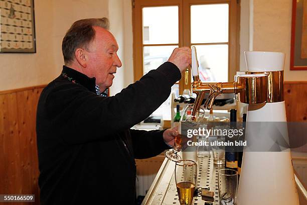 Sachsen-Anhalt, Peter-Sodann-Bibliothek in Staucha. Foto: Sodann zapft sich ein Bier im Cafe