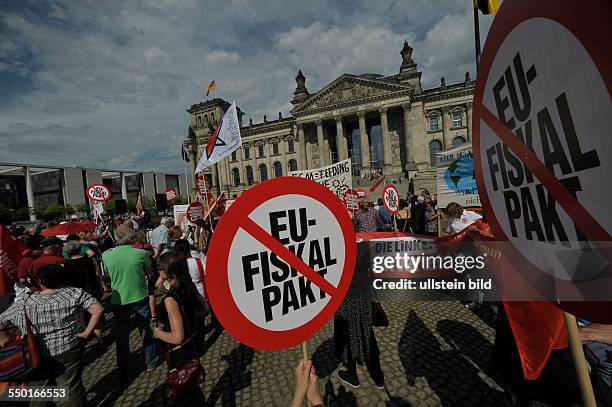 Protestkundgebung unter dem Motto -NEIN ZUM ESM- gegen den Euro-Rettungsschirm, ESM und Fiskalpakt vor dem Reichstagsgebäude in Berlin