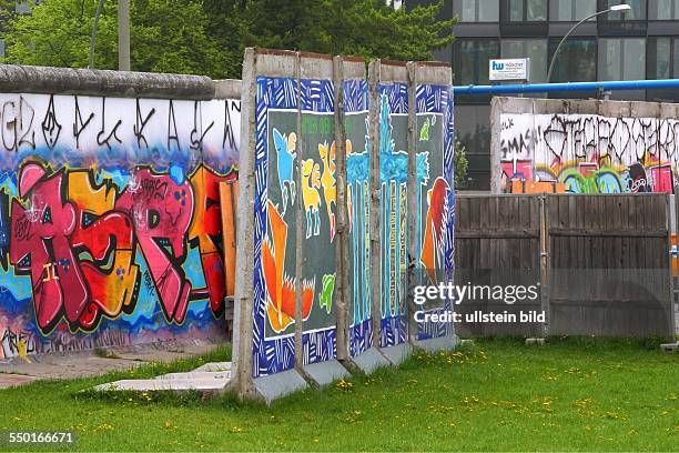 Berlin/Friedrichshain-Kreuzberg: Die East Side Gallery ist laengster erhaltener Abschnitt der Berliner Mauer am Originalplatz.. 105...