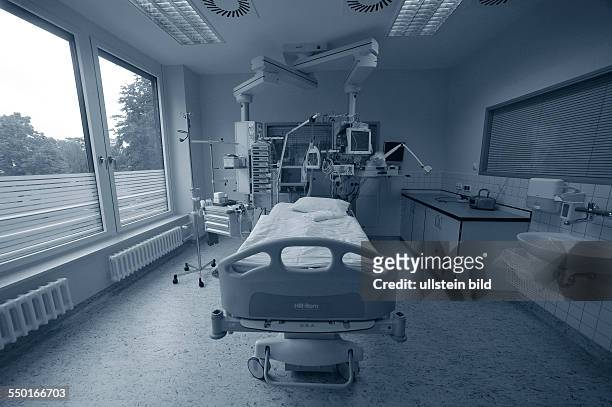 Krankenzimmer mit Überwachungs- und Infusionstechnik auf der Intensivstation des Berliner Bundeswehrkrankenhauses