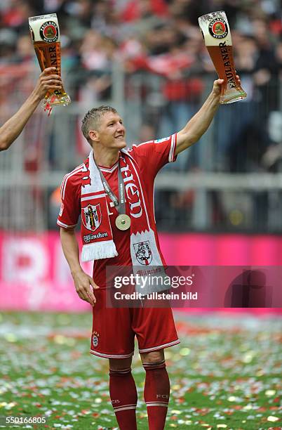 Fussball, Saison 2012-2013, 1. Bundesliga, 33. Spieltag, FC Bayern München - FC Augsburg 3-0, Prost - Bastian Schweinsteiger mit einem Paulaner...