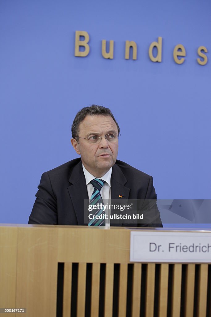 Bundesminister des Innern Dr. Hans-Peter Friedrich...