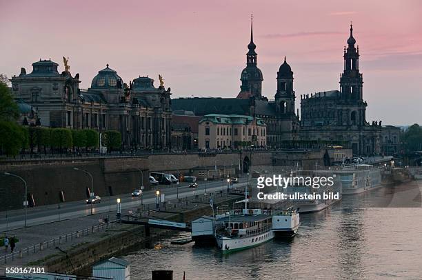 Sonnenuntergang am Elbufer in der Altstadt von Dresden. Hier am Terassenufer liegen die historischen Schaufelraddampfer. Sie gehören zur ältesten und...