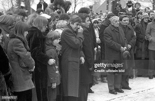 Familienangehörige von Rudi Dutschke am Grab. Berlin , 03. 01. 1980. Der legendäre APO-Führer und talentierteste Redner des Sozialistischen Deutschen...