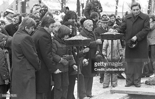 Familienangehörige von Rudi Dutschke am Grab. Berlin , 03. 01. 1980. Der legendäre APO-Führer und talentierteste Redner des Sozialistischen Deutschen...