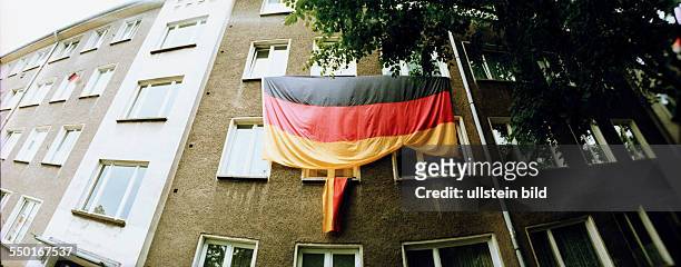 Lomografie - Deutschlandfahnen schmücken ein Wohnhaus in der Wisbyer Strasse in Berlin-Pankow anlässlich der UEFA Fußball-Europameisterschaft 2012