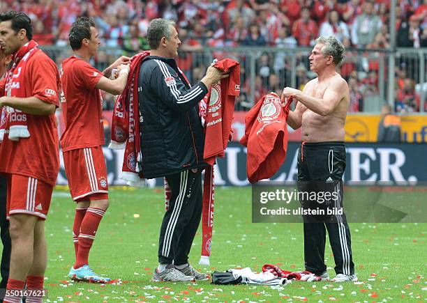 Fussball, Saison 2012-2013, 1. Bundesliga, 33. Spieltag, FC Bayern München - FC Augsburg 3-0, Trainer Jupp Heynckes , re., bekommt nach den...