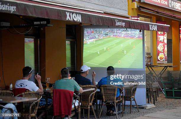 Fußballfans verfolgen das Fussballspiel Russland-Tschechien anlässlich der UEFA Fußball-Europameisterschaft 2012 in einer Kneipe in Berlin-Prenzlauer...