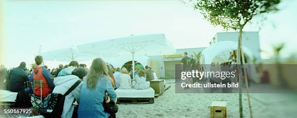 Lomografie - Public Viewing in der Strandbar -Deck 5- auf dem Dach des Parkhauses der Schönhauser Allee Arcaden des Fußballspieles Deutschland -...