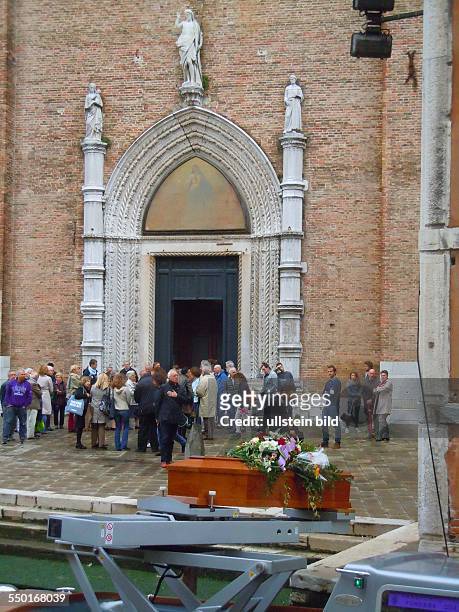 Aus der Kirche Santa Maria Gloriosa dei Frari wird ein Sarg zum Transportboot geleitet, aufgenommen in Venedig am 17. Mai 2013.