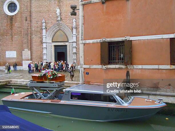 Aus der Kirche Santa Maria Gloriosa dei Frari wird ein Sarg zum Transportboot geleitet, aufgenommen in Venedig am 17. Mai 2013.