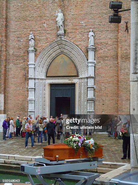 Aus der Kirche Santa Maria Gloriosa dei Frari wird ein Sarg zum Transportboot geleitet, aufgenommen in Venedig am 17. Mai 2013.