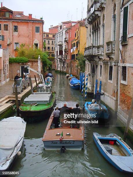 In einem Boot wird ein Sarg zum Friedhof San Michele gefahren, aufgenommen in Venedig am 17. Mai 2013.
