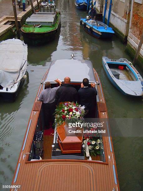 In einem Boot wird ein Sarg zum Friedhof San Michele gefahren, aufgenommen in Venedig am 17. Mai 2013.