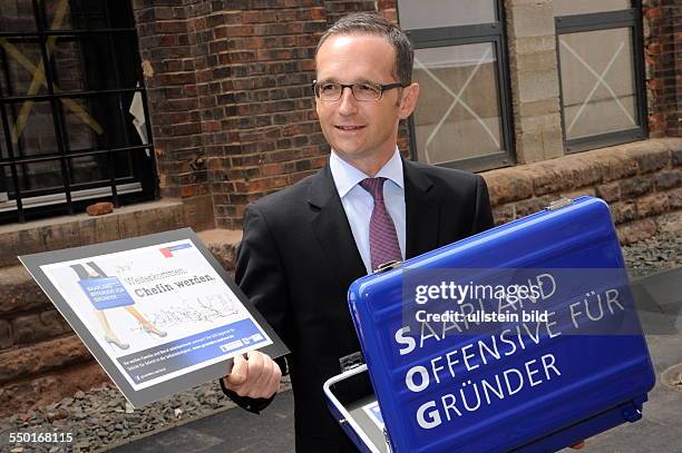 Saarlands Wirtschaftsminister Heiko Maas präsentiert die neue Existenzgründerkampagne im Kulturbahnhof. Leitmotiv der Kampagne ist ein blauer Koffer...