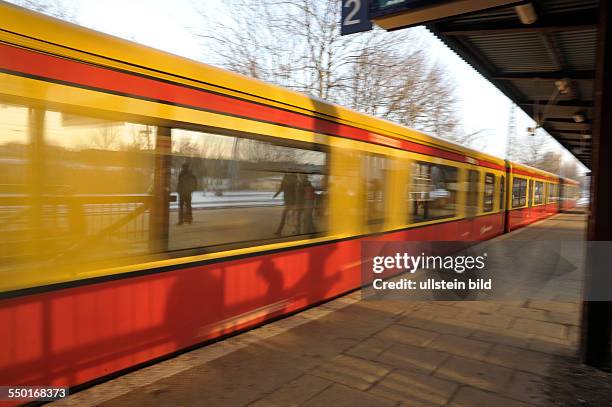 Bahn in Berlin - Bahnhof Greifswalder Strasse