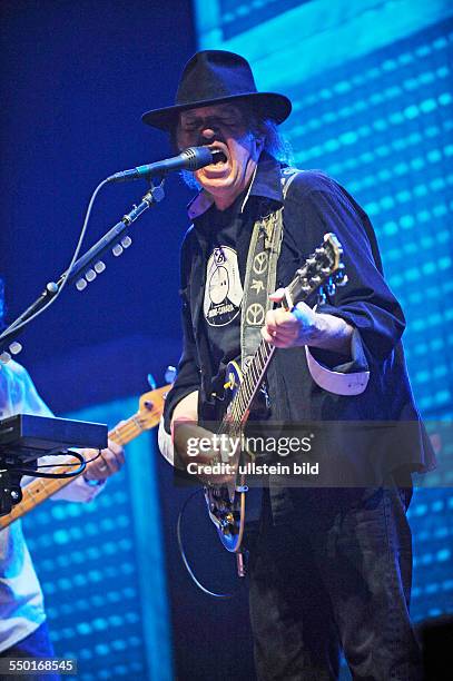 Neil Young, Neil Percival Young - der kanadische Rockmusiker und Saenger mit seiner Band Crazy Horse bei einem Konzert in Hamburg, o2 World Arena